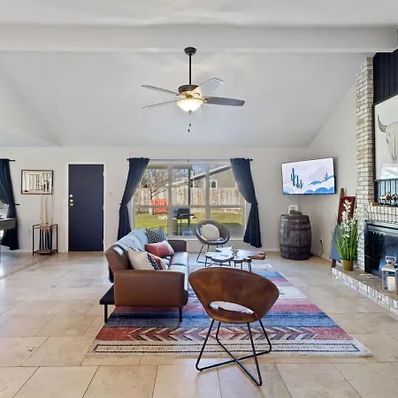 Villa Fire Pit Yard Games Grill Stylish 3Br Near Q2